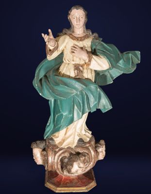 une statue ancienne représentant une femme assise sur une borne d'incendie
