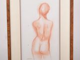 un dessin représentant une femme nue debout devant un fond blanc