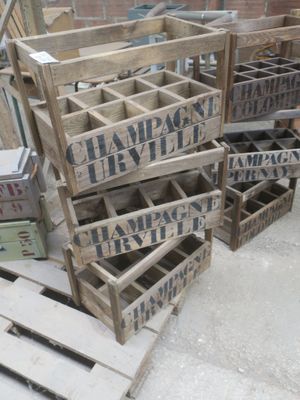 de nombreuses caisses en bois empilées les unes sur les autres
