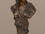 un buste antique en bronze représentant une femme tenant un panier de fleurs