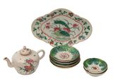 une théière, une tasse à thé et une soucoupe posées sur une assiette