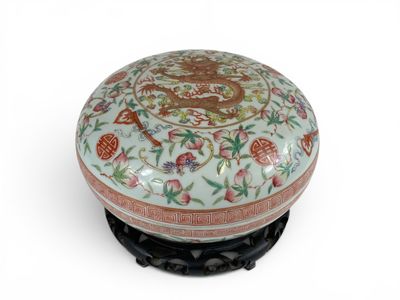 une boîte blanche ornée d'un motif, posée sur un socle