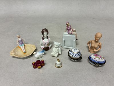 de nombreuses figurines posées sur une table