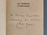 un livre ouvert dont la couverture porte un titre écrit à la main