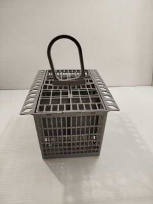 un panier en métal muni d'une poignée, posé sur une surface blanche