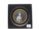 tableau représentant une femme en robe blanche, dans un cadre noir