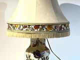 une lampe posée sur une table et munie d'un abat-jour