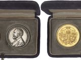 deux médailles d'or et d'argent dans un écrin noir sur fond blanc