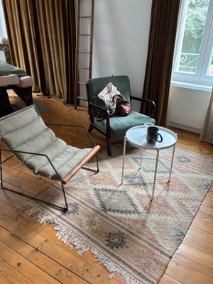 un salon équipé d'un canapé, d'un fauteuil et d'une table basse