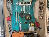 une petite armoire sur laquelle sont posés de nombreux outils
