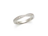 gros plan d'une bague en diamant sur fond blanc