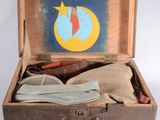 une valise dans laquelle se trouve une paire de chaussures