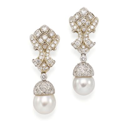 une paire de boucles d'oreilles en perles et diamants