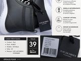 un gros plan sur une paire de chaussures dans une boîte