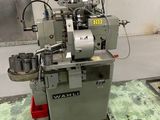 une machine posée sur le sol d'une pièce