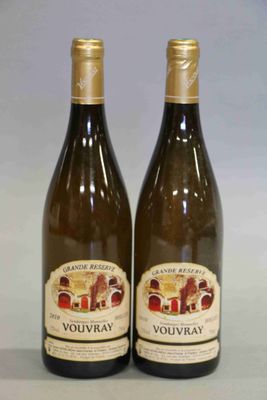 deux bouteilles de vin posées sur une table