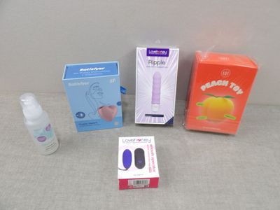 trois boîtes et un flacon de parfum posés sur une table