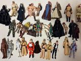 beaucoup de figurines de la guerre des étoiles sur la table