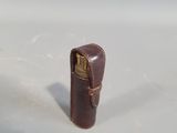 un petit étui en cuir contenant un briquet