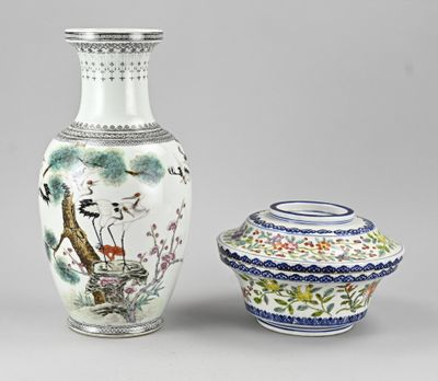deux vases posés l'un à côté de l'autre sur une table