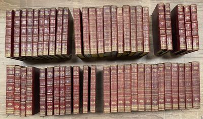 six rangées de vieux livres sont alignées sur une table