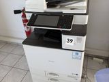 une imprimante placée au-dessus d'une armoire