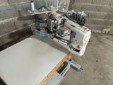 une machine à coudre posée sur une table