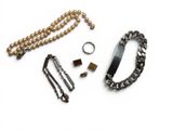 un assortiment de bijoux comprenant un collier, un bracelet et une bague