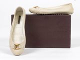 Ballerines Louis Vuitton en cuir beige avec boucles dorées