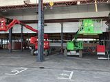 deux grues rouges et vertes dans un grand bâtiment