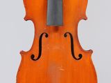 un vieux violon avec un archet sur fond blanc