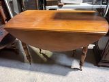 une table placée au milieu d'une pièce