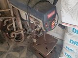 une machine posée à côté d'une pile de cartons