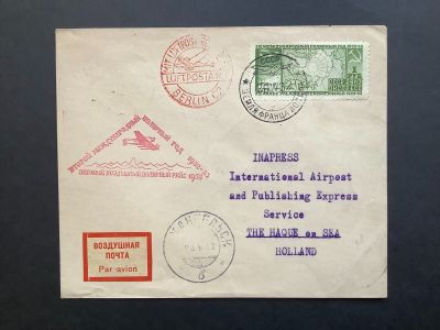 une vieille enveloppe sur laquelle sont apposés des timbres, posée sur une surface noire