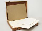 une petite boîte ouverte contenant quelques papiers