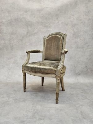 une image d'une chaise posée devant un fond blanc