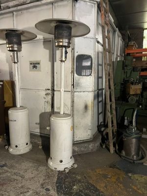 trois chauffages à gaz placés les uns à côté des autres dans un garage