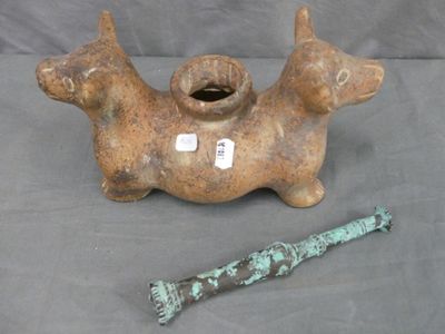 Coupe libatoire en terre cuite à décor de bovins.