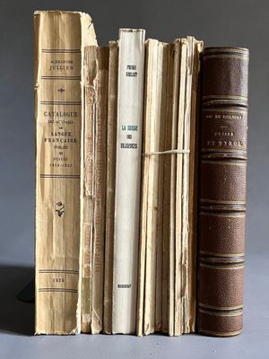 plusieurs vieux livres sont empilés sur une table