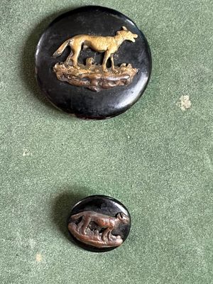 deux boutons sur lesquels figurent respectivement un chien et un chat