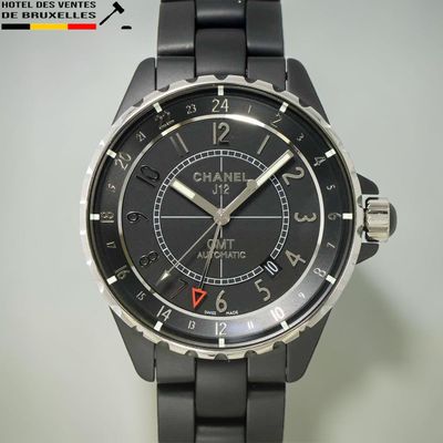 une montre noire avec un cadran noir et un bracelet noir