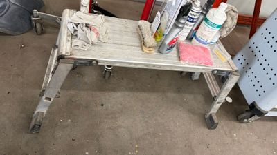 une photo d'un établi sur lequel sont posés des outils