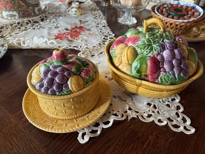 deux corbeilles de fruits posées sur une table recouverte d'un napperon