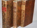 deux vieux livres posés l'un sur l'autre sur une table