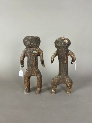 deux petites figurines en bois représentant un homme et une femme