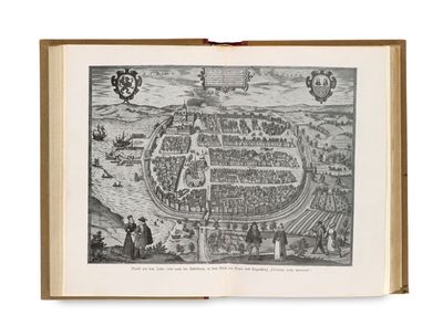 un vieux livre avec, au milieu, le dessin d'une ville