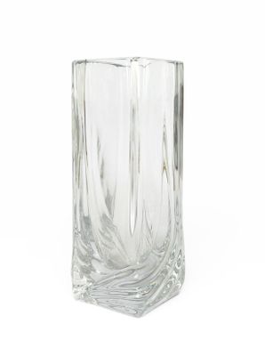 un vase en verre posé sur une surface blanche