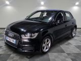 une image d'une voiture audi noire dans une salle d'exposition