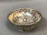 une assiette en argent antique avec un motif de fleur