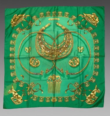 foulard en soie vert et or orné d'un motif représentant un oiseau et d'autres éléments